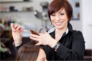 Ihr professioneller Friseur-Salon in Leipzig. Friseurin schneidet einer Kundin die Haare.